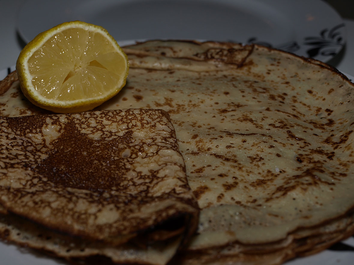 crêpes with sugar and lemon