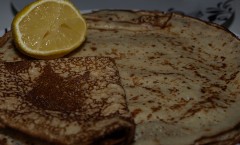 crêpes with sugar and lemon